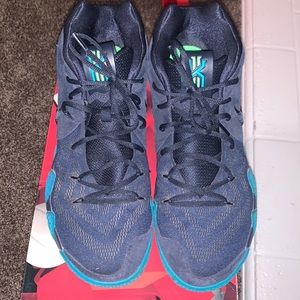 Men’s Kyrie 4 Sneaker